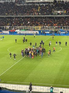 Lecce in serie A, i salentini adottano gli 11 tifosi del Pordenone che a fine partita hanno sfilato con loro in città