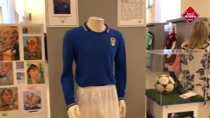 Maglie, coppe e palloni storici della nazionale di calcio in mostra a Lecce