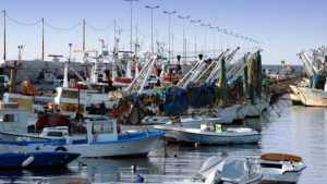 Protesta dei pescatori Manfredonia, scarseggia il pesce fresco e molti ristoranti potrebbero chiudere da lunedì per mancanza della materia prima