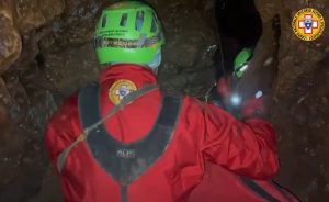 Monopoli, speleologa cade nella grotta più profonda della Puglia: è stata recuperata a 120 metri sotto il suolo