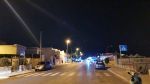 Fa da scudo al figlio e viene travolto da uno scooter a Bari, muore 47enne. Ferito il bambino. Indagato per omicidio stradale il conducente della moto