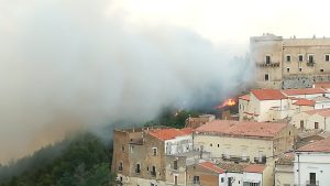 Incendi, brucia ancora Minervino Murge. Le fiamme lambiscono Ascoli Satriano, evacuate alcune abitazioni. Roghi anche nel Materano