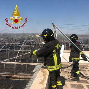 Incendio nel Salento, quattro ore per spegnere le fiamme a Taviano. Salvate le abitazioni vicine