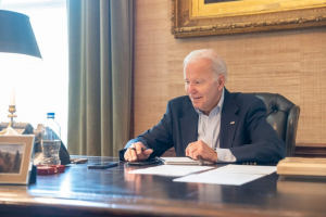 Covid, il presidente Usa Joe Biden positivo: "Sto bene, mi tengo occupato. Andrà tutto bene"