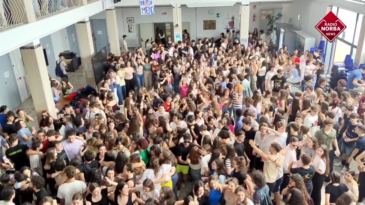 Ultimo giorno di scuola, a Lecce festa grande al liceo Palmieri - Radio  Norba